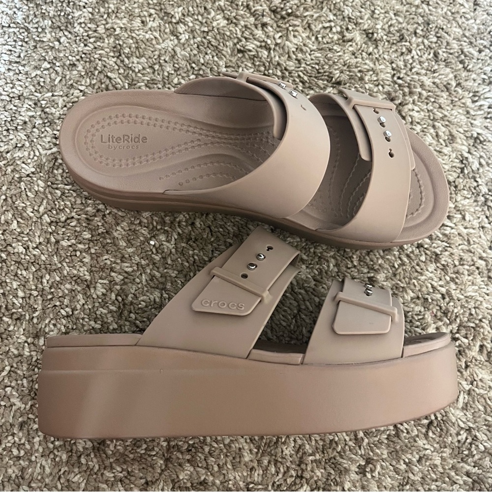 Crocs Brooklyn Low Wedge Sandal Mushroom Tan